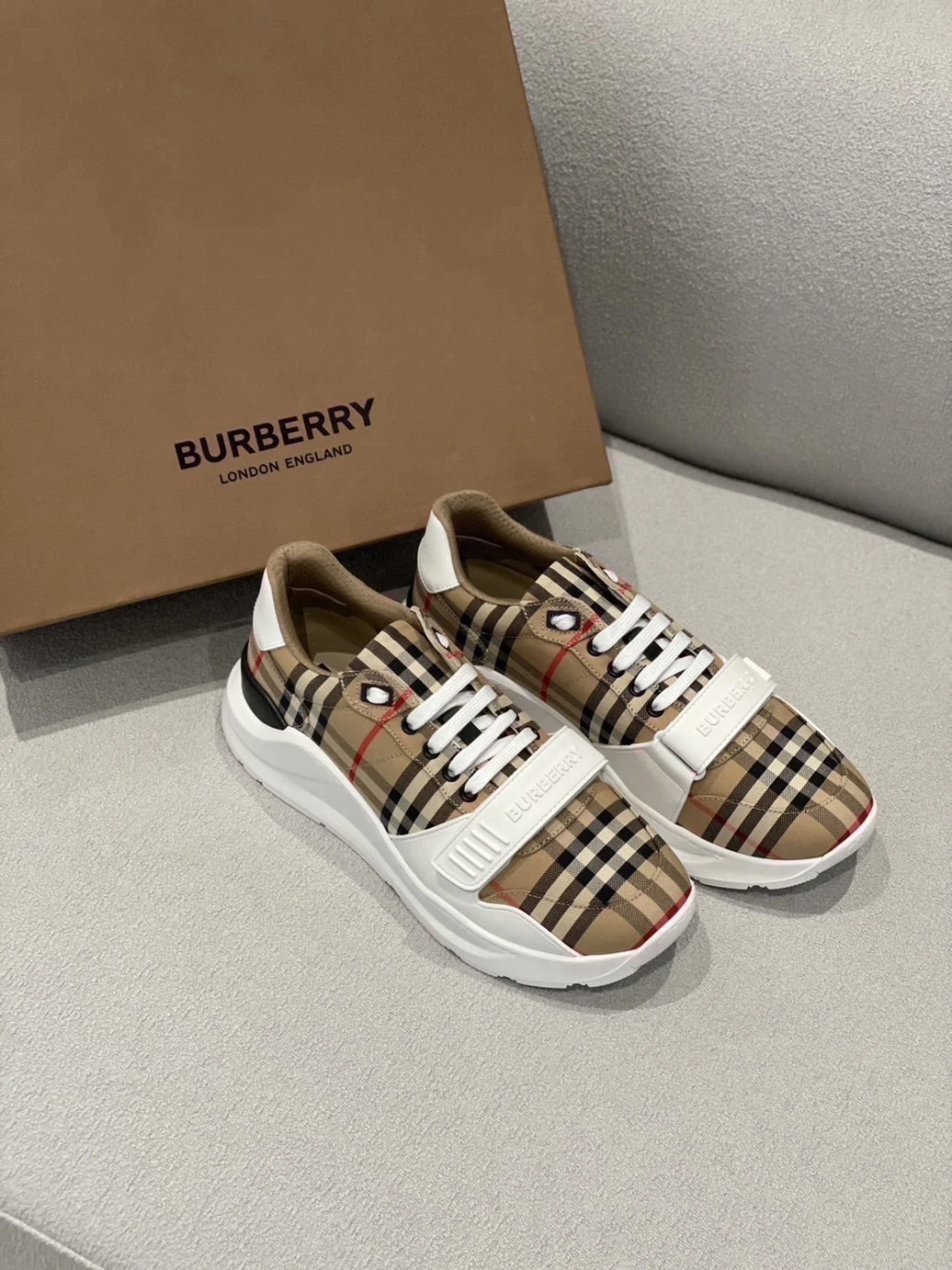 (依尺寸報價)Burberry Ramsey運動鞋