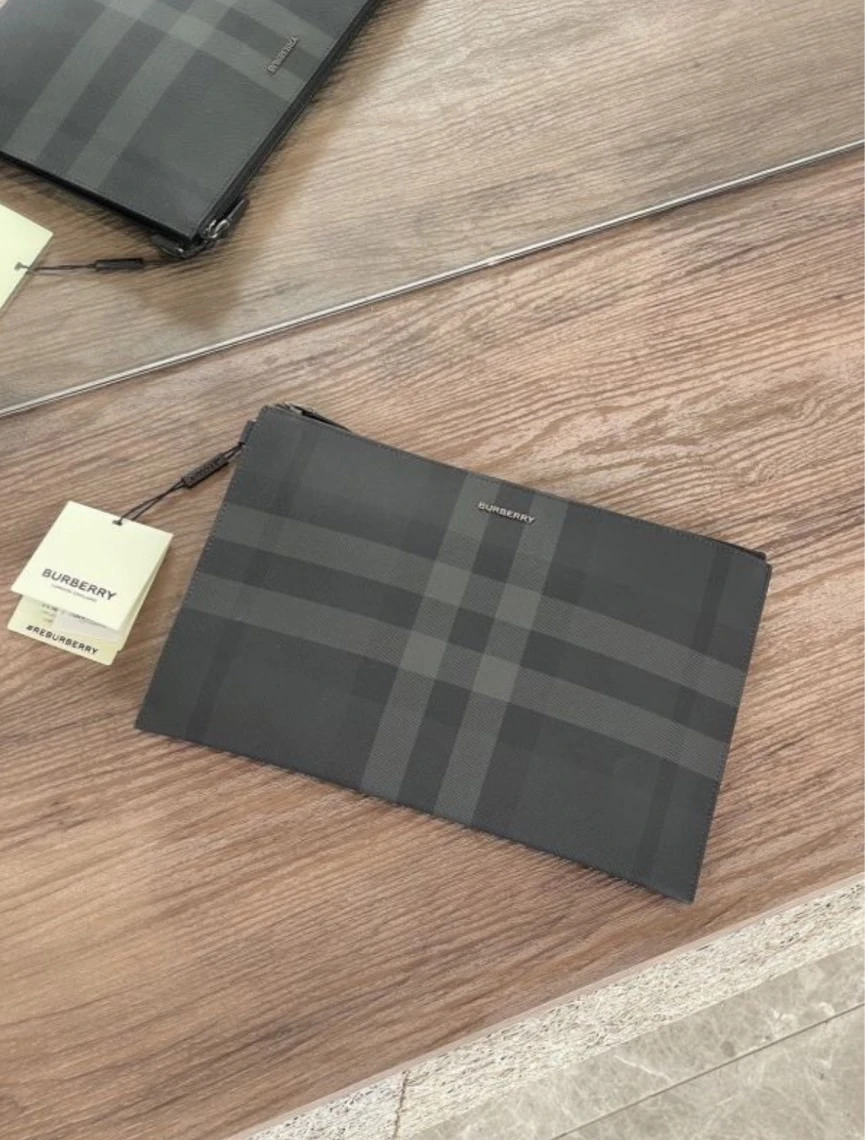 Burberry 黑格紋手拿包