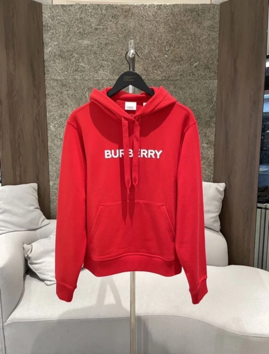 Burberry 字母 帽T