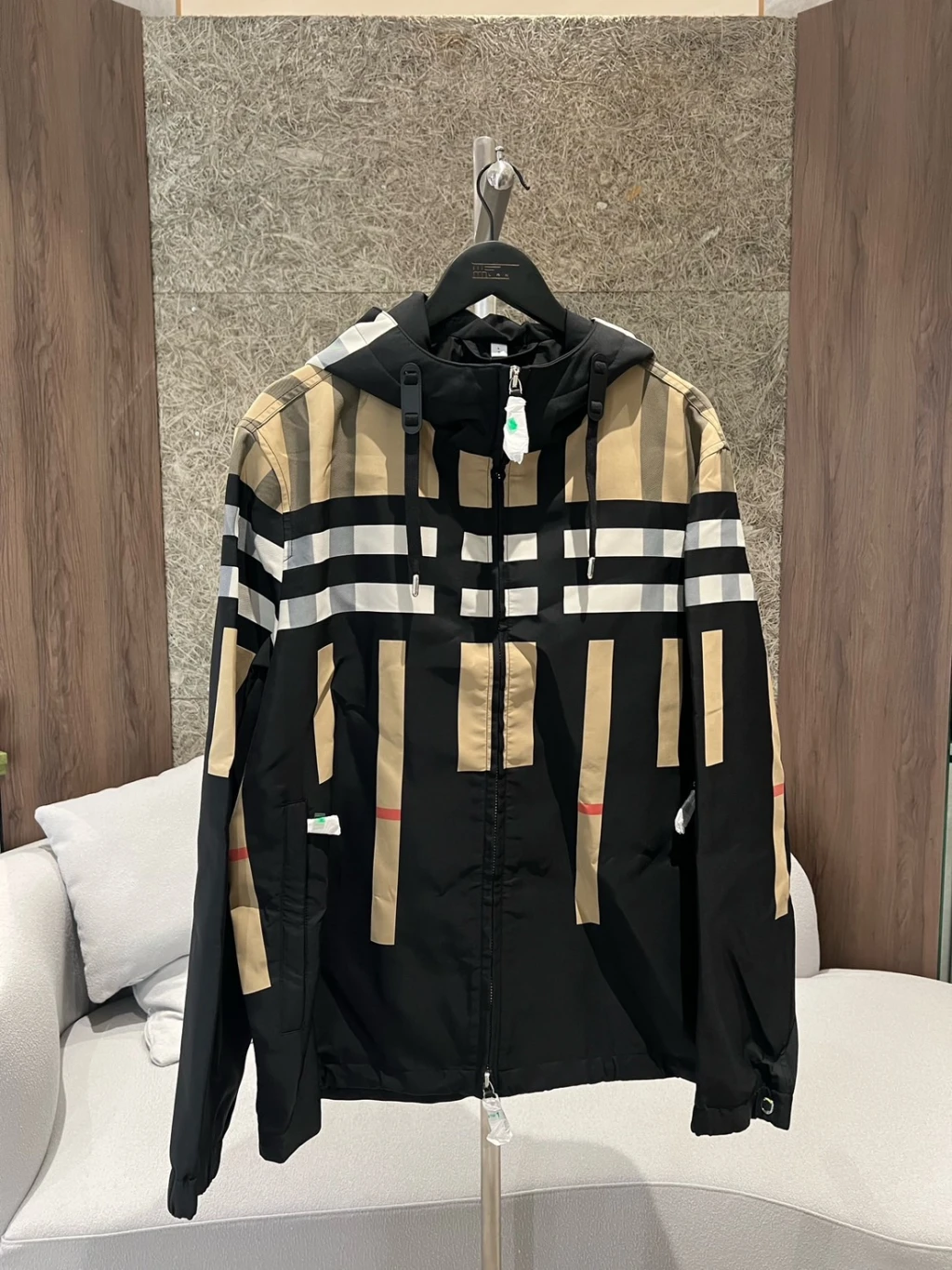 Burberry 刺繡帽子格紋外套