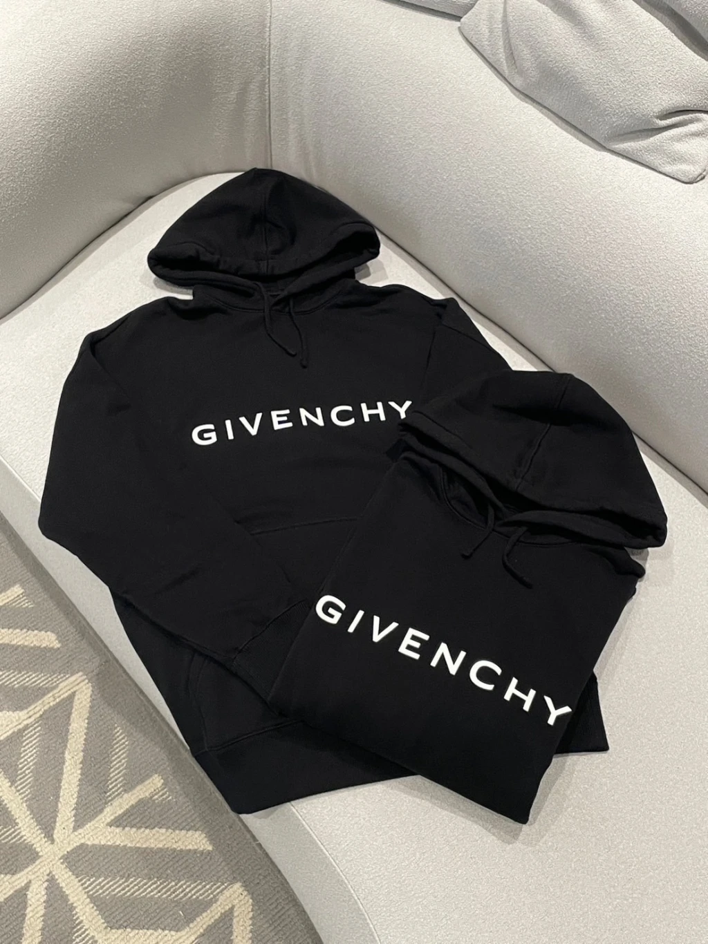 GIVENCHY 黑底白字帽T