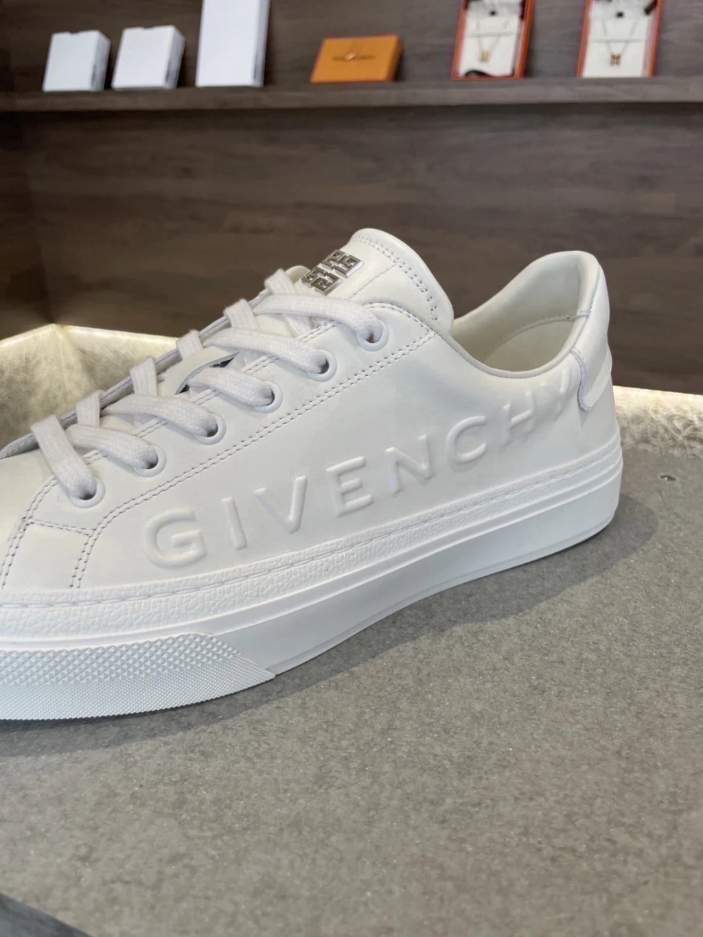 GIVENCHY小白鞋