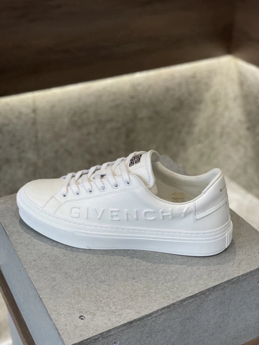 GIVENCHY小白鞋