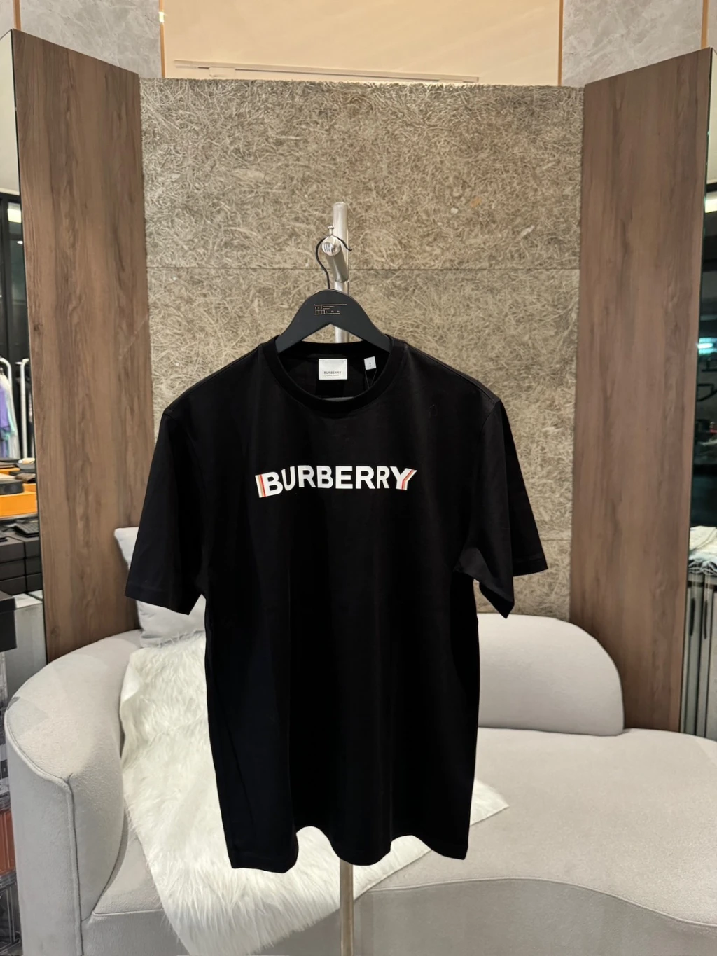 Burberry 新款立體感 字母短袖  黑
