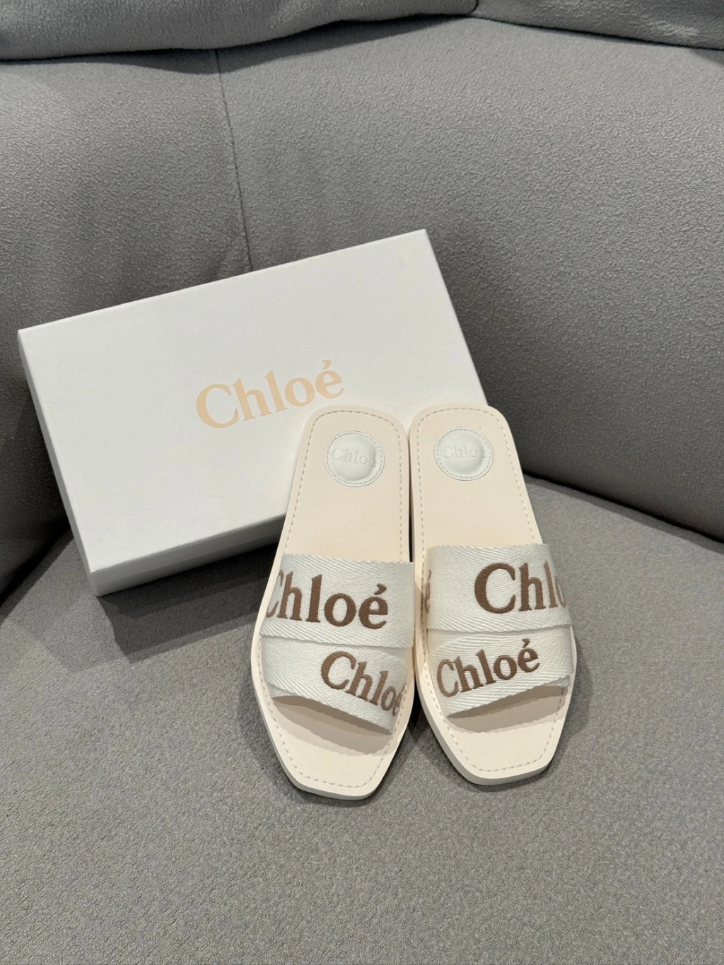 (依尺碼報價)Chloe 白底咖字拖鞋