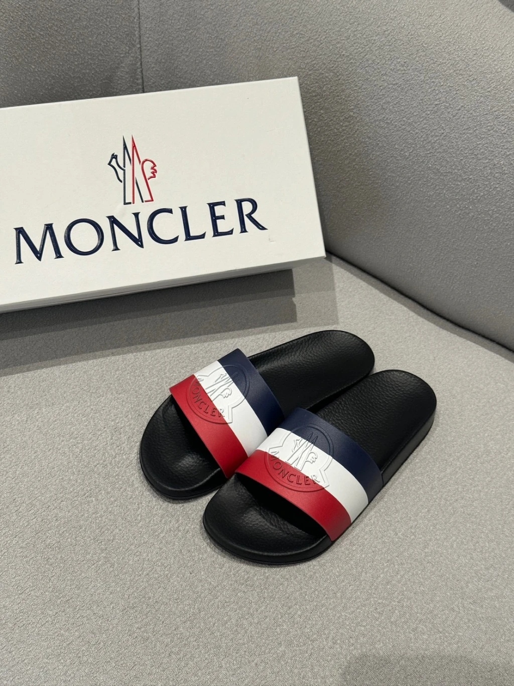 (依尺碼報價)Moncler 拖鞋