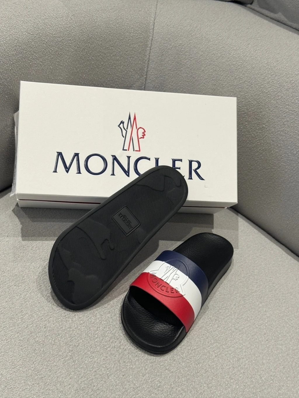 (依尺碼報價)Moncler 拖鞋