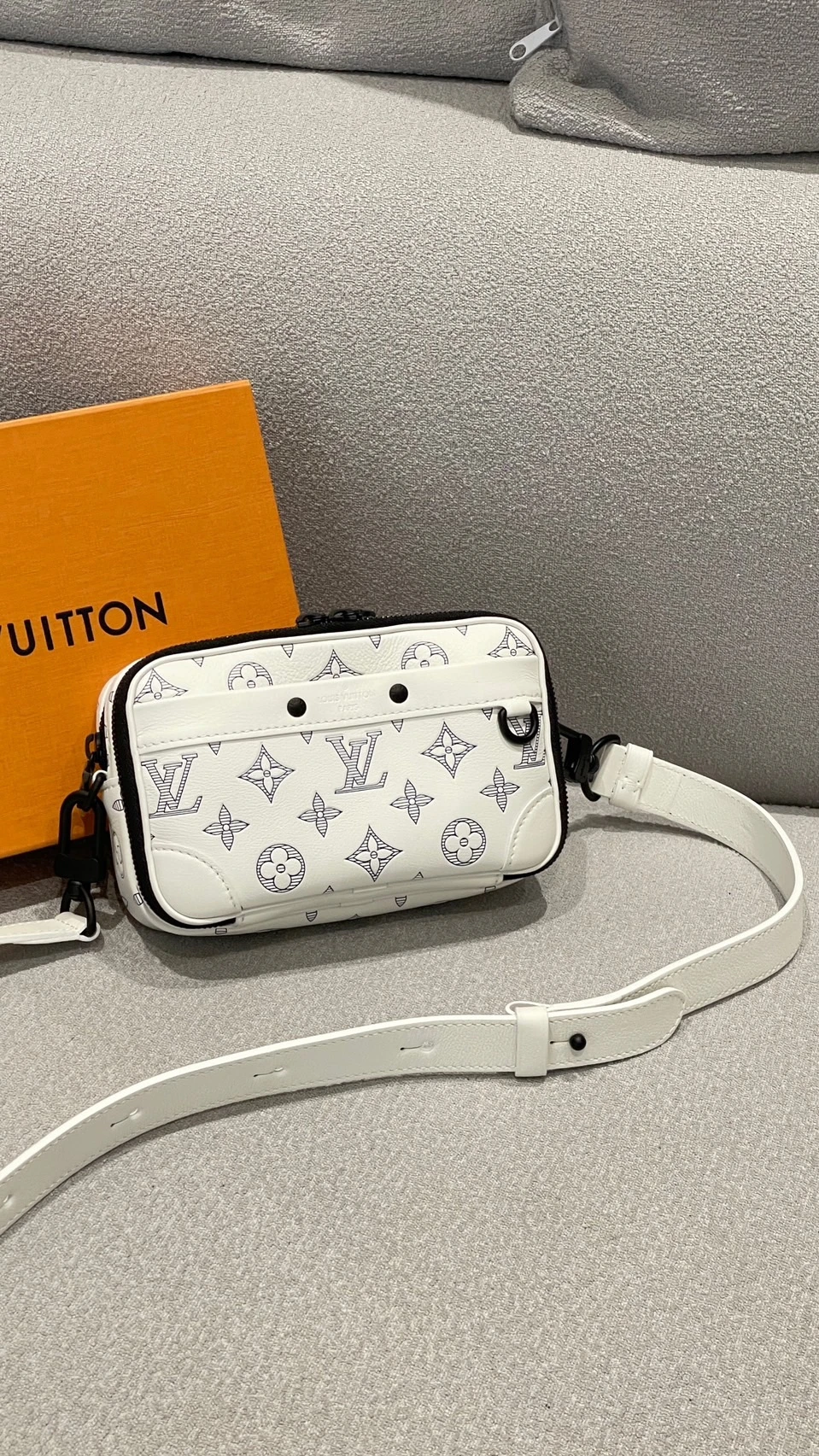 LV 白底鞋背包