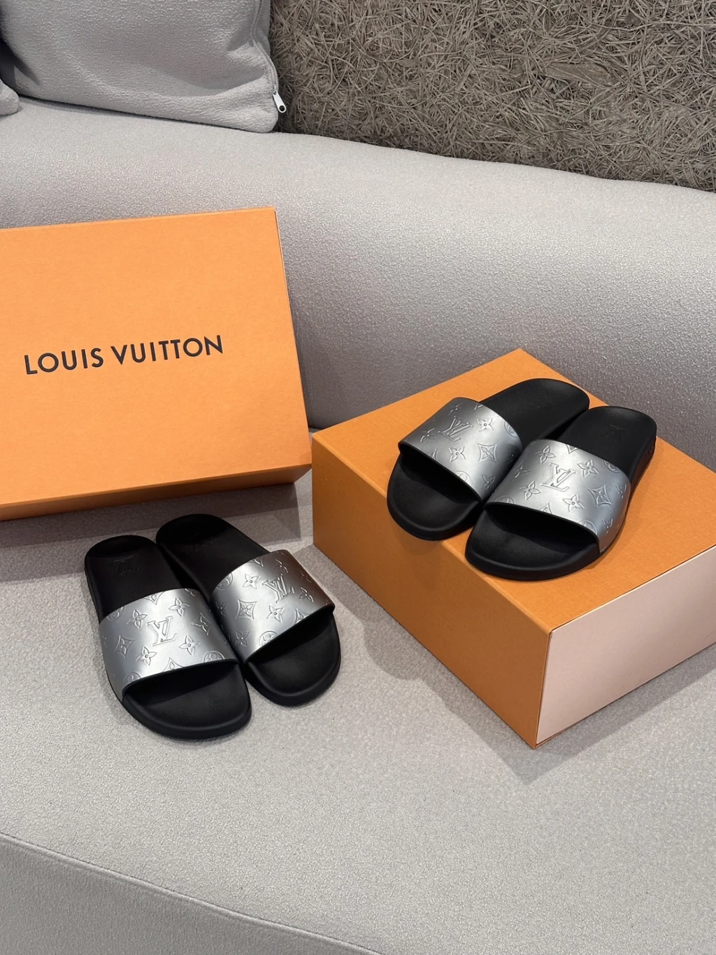 LV 銀色壓紋拖鞋