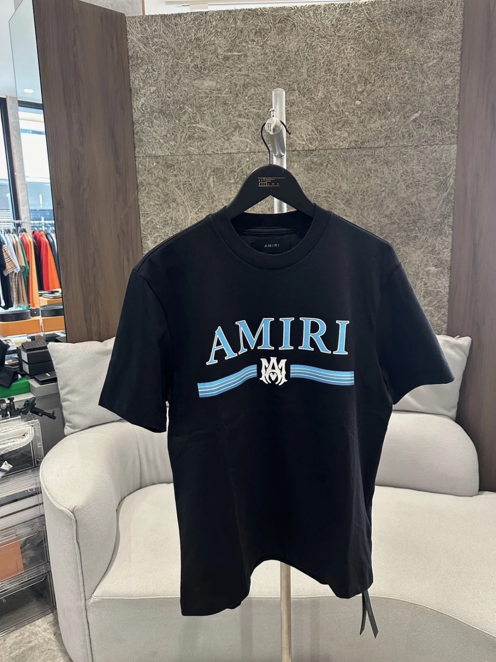 AMIRI 黑底藍字 短袖