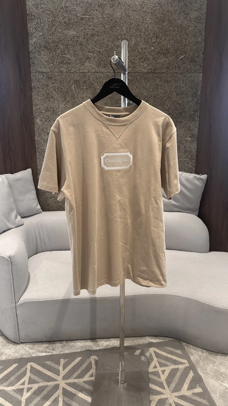 Dior 奶茶色 刺繡標語