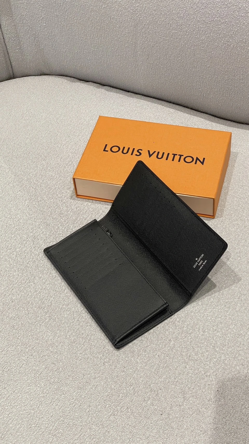 LV  黑老花對開長夾