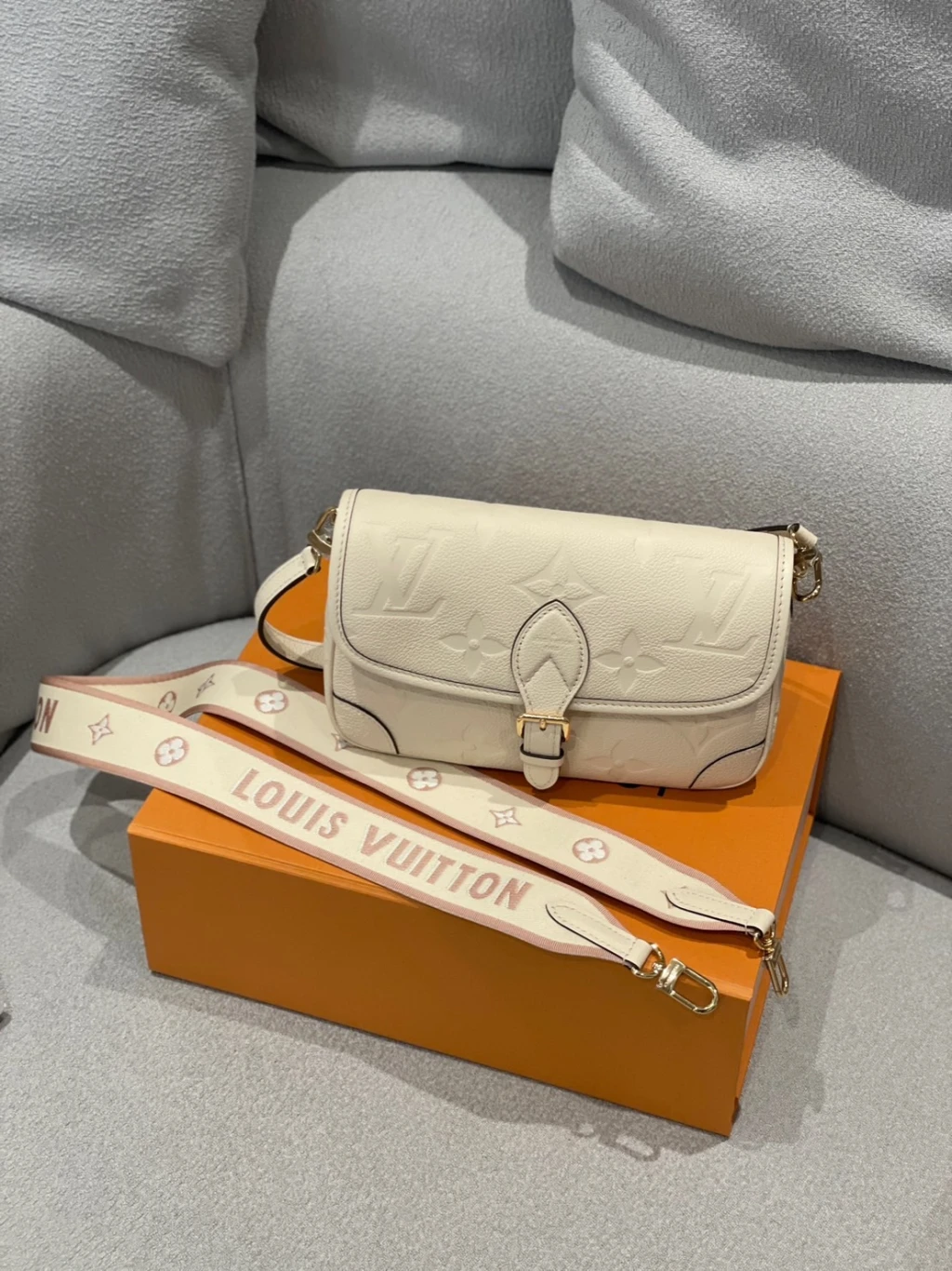LV 白壓紋 法棍包