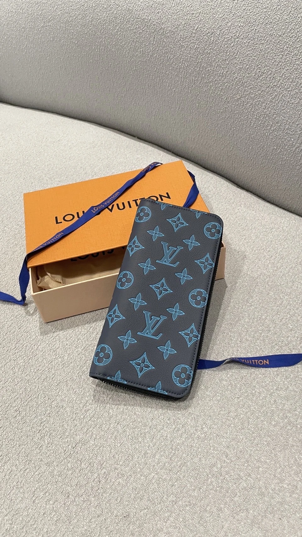 LV 藍壓紋 全開式長夾