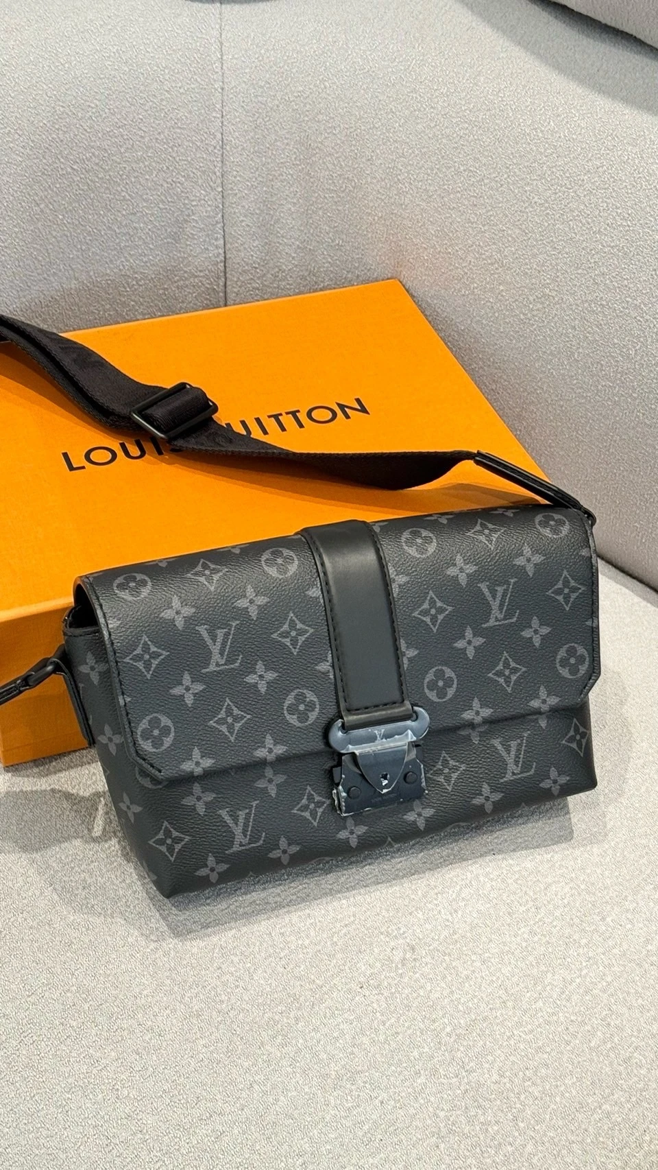 LV 黑老花郵差包