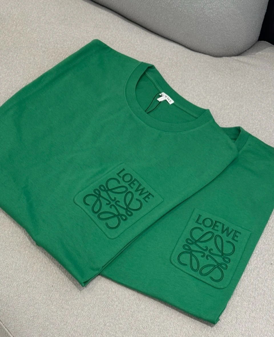 Loewe 刺繡口袋  綠短袖