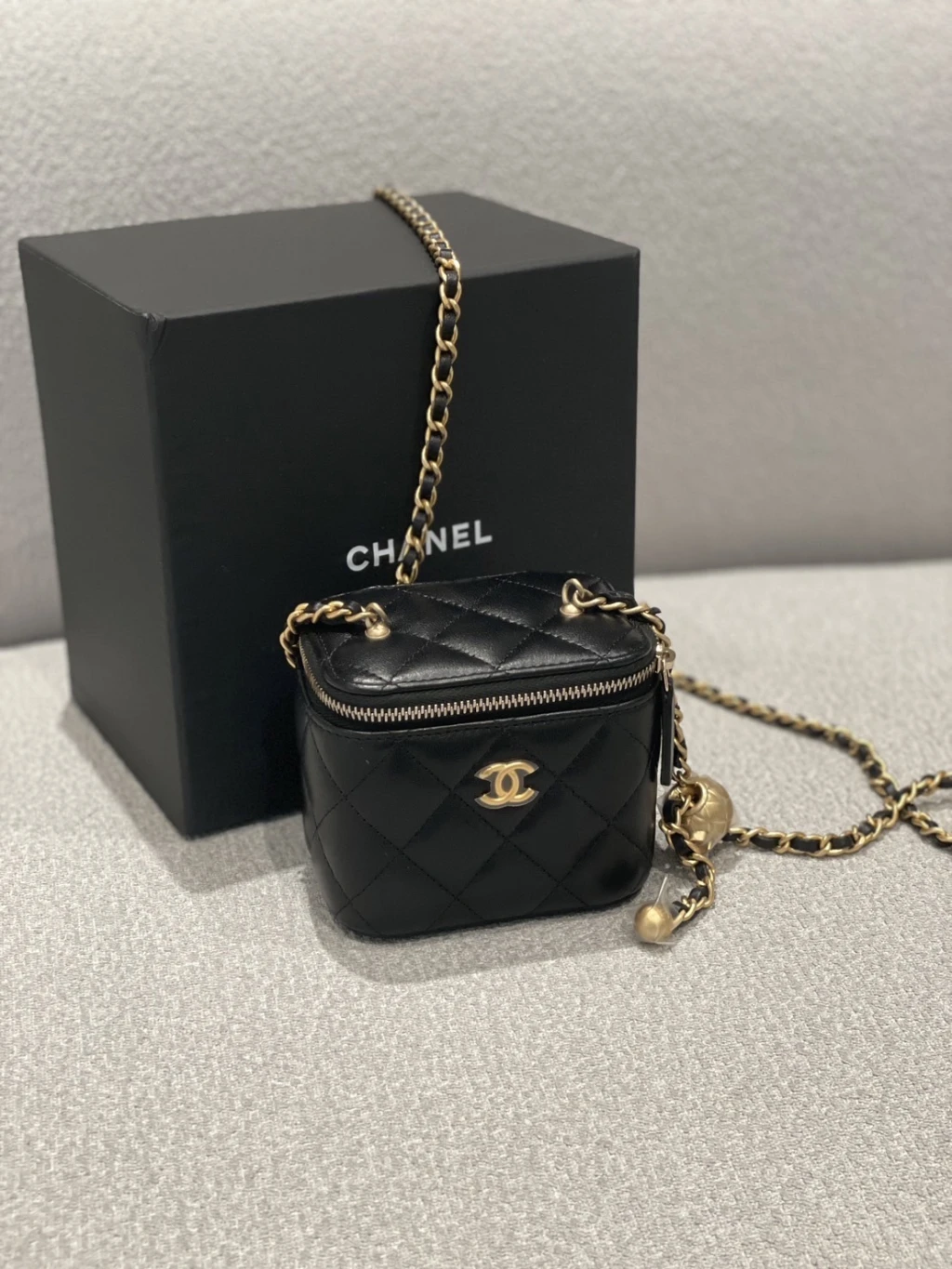 Chanel 黑金小盒子小金球