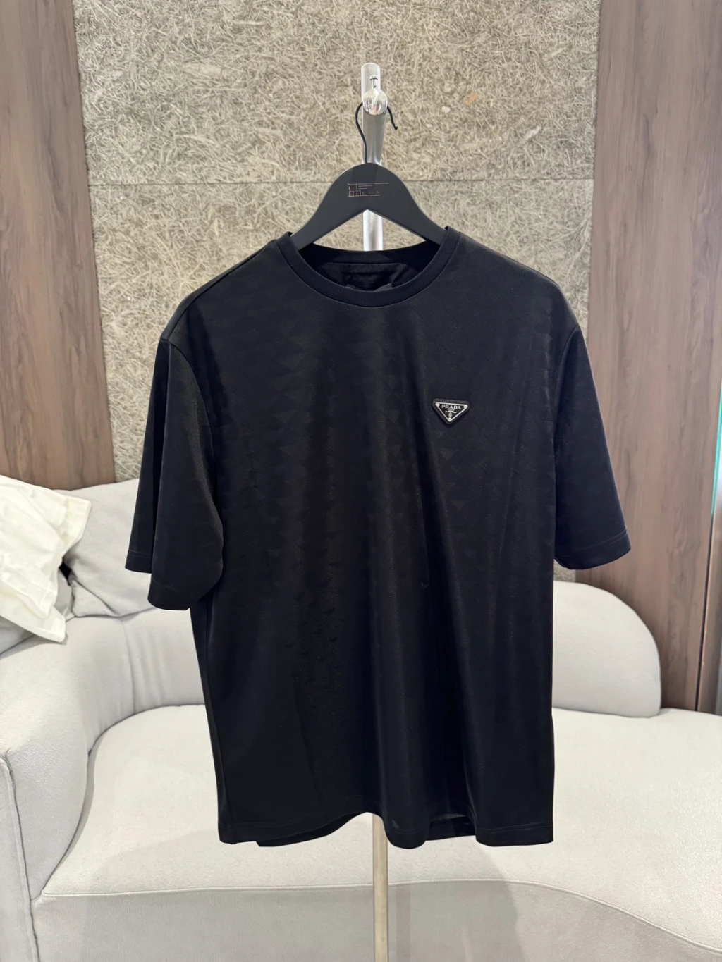 Prada 鐵牌 暗紋黑短袖