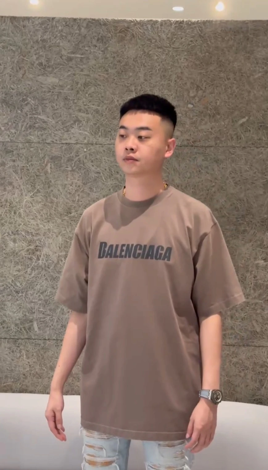 巴黎世家 咖底黑字 短袖