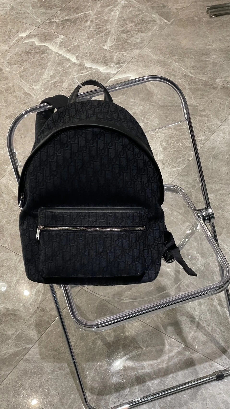 Dior 滿版黑緹花後背包
