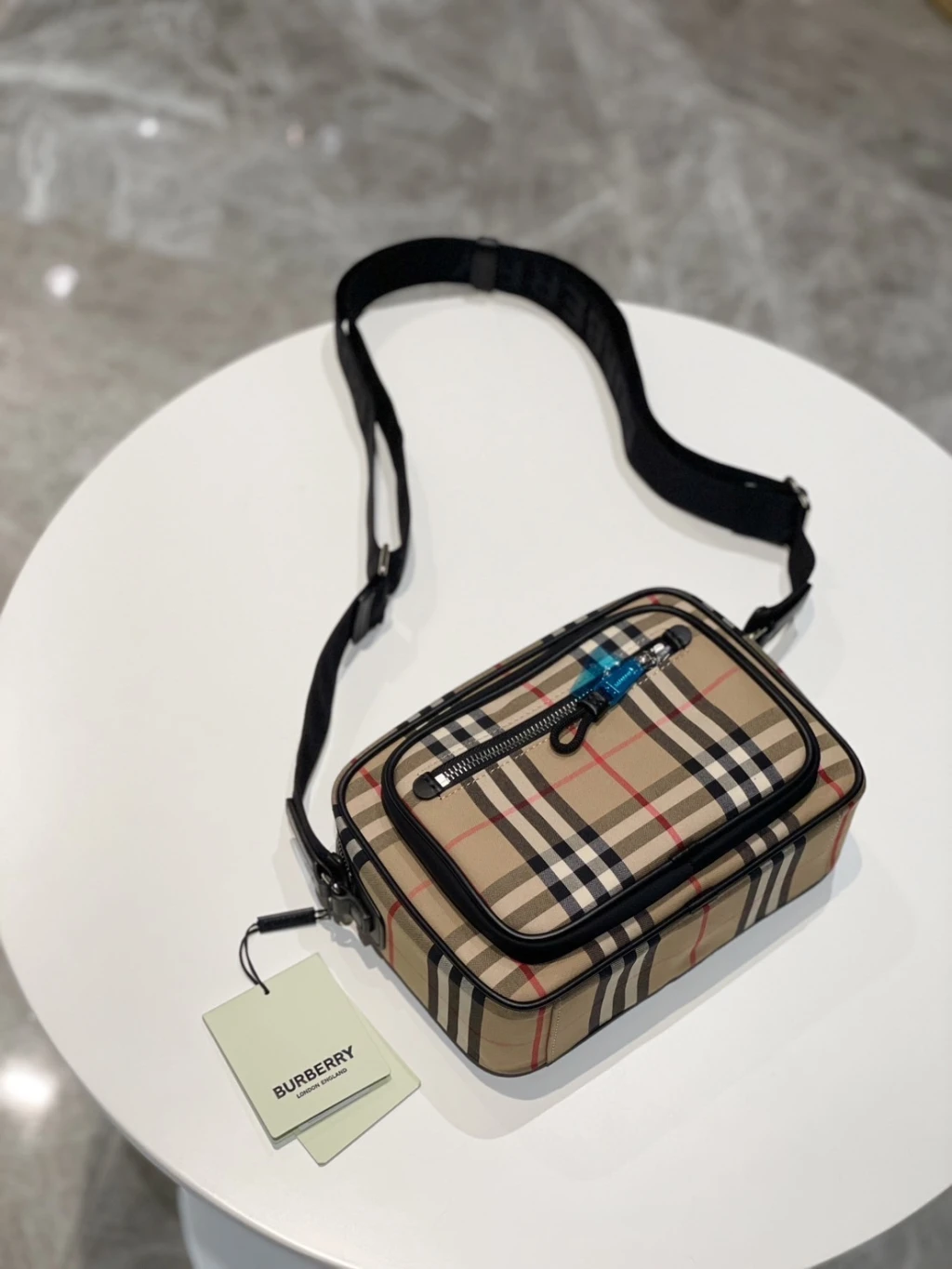 Burberry 格紋郵差包