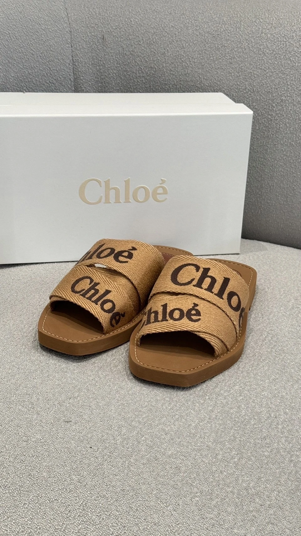 Chloe 焦糖刺繡拖鞋