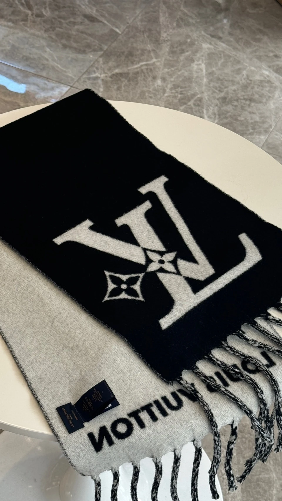 LV 雙面大logo圍巾