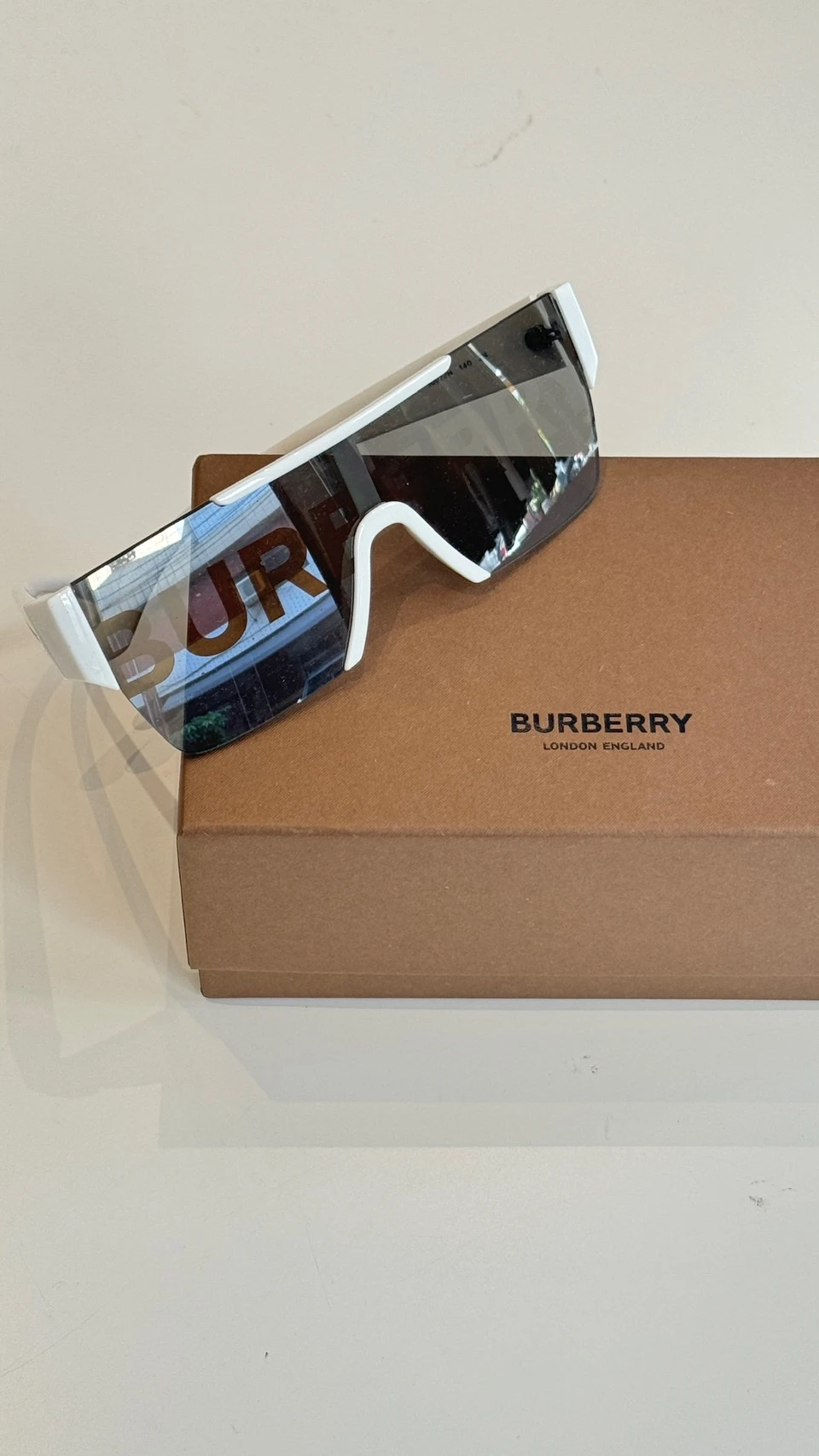 Burberry 白墨鏡