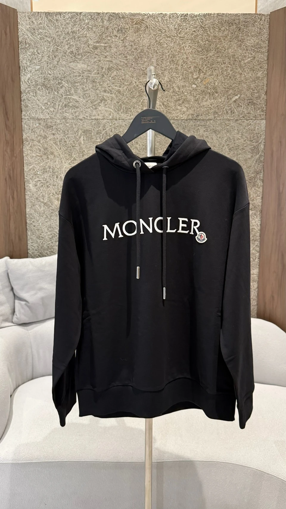 Moncler 字母帽踢