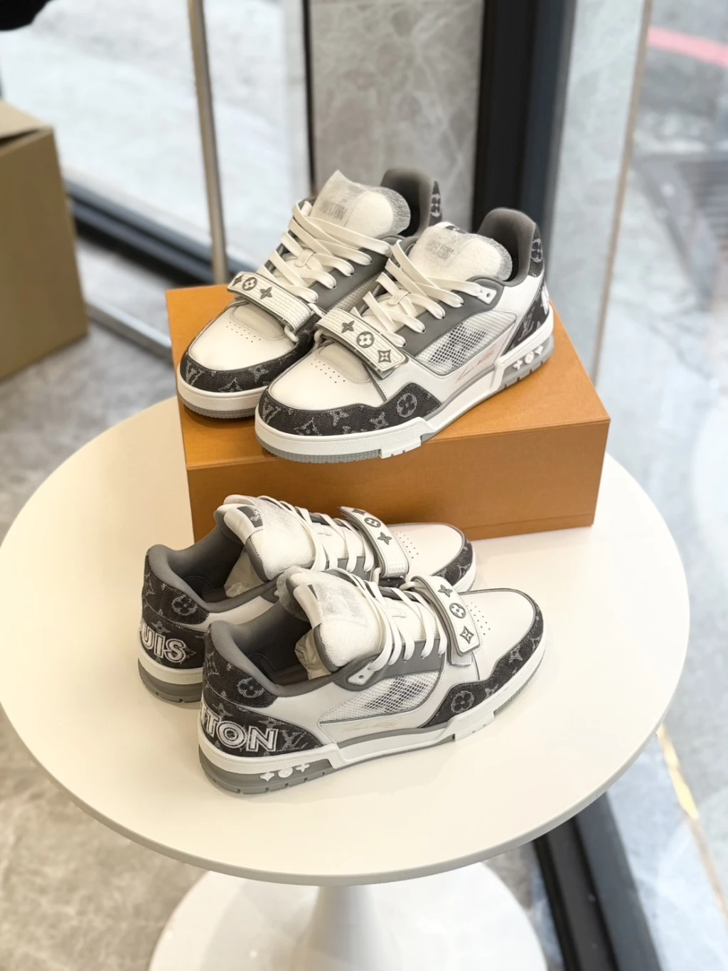 (依尺碼報價)新款LV TRAINER 魔鬼氈灰牛仔鞋