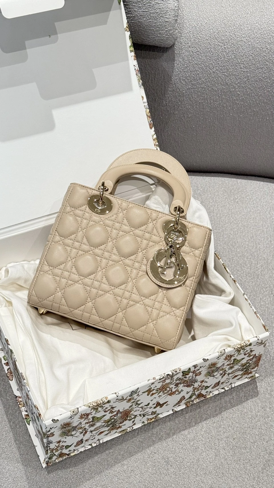 Dior 奶茶色黛妃包