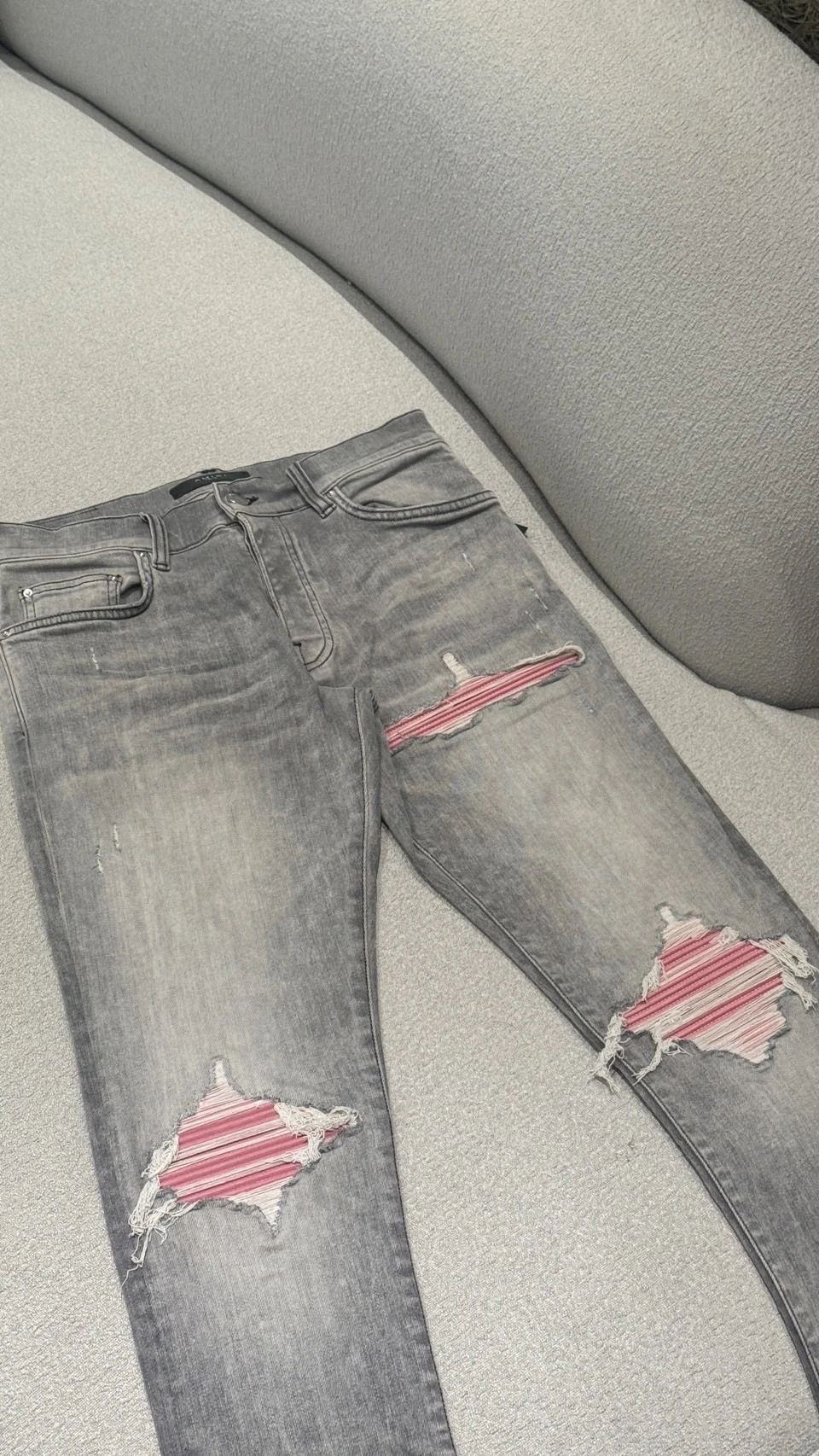 Amiri 淺灰底粉紅補丁牛仔褲