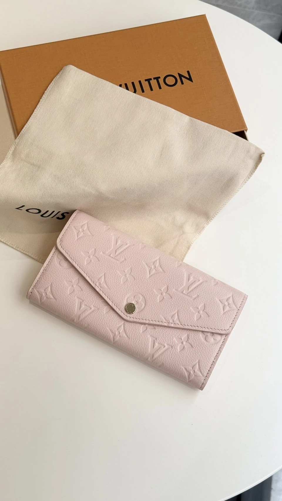 LV 粉壓紋 信封長夾