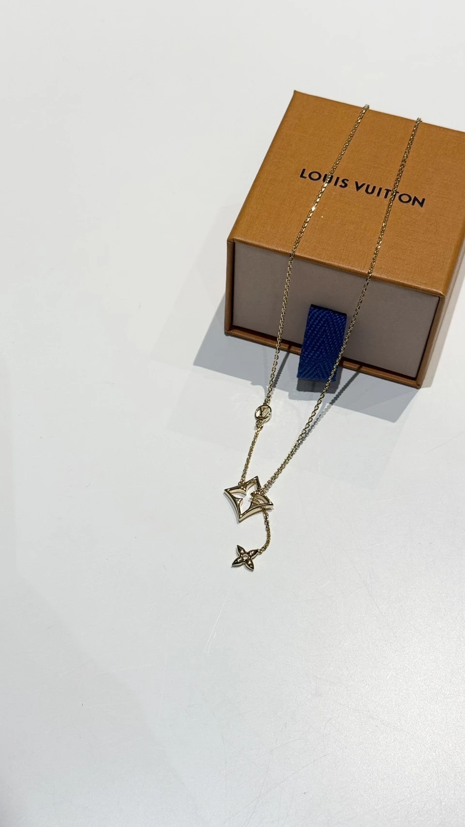 LV 新款Logo吊墜項鍊