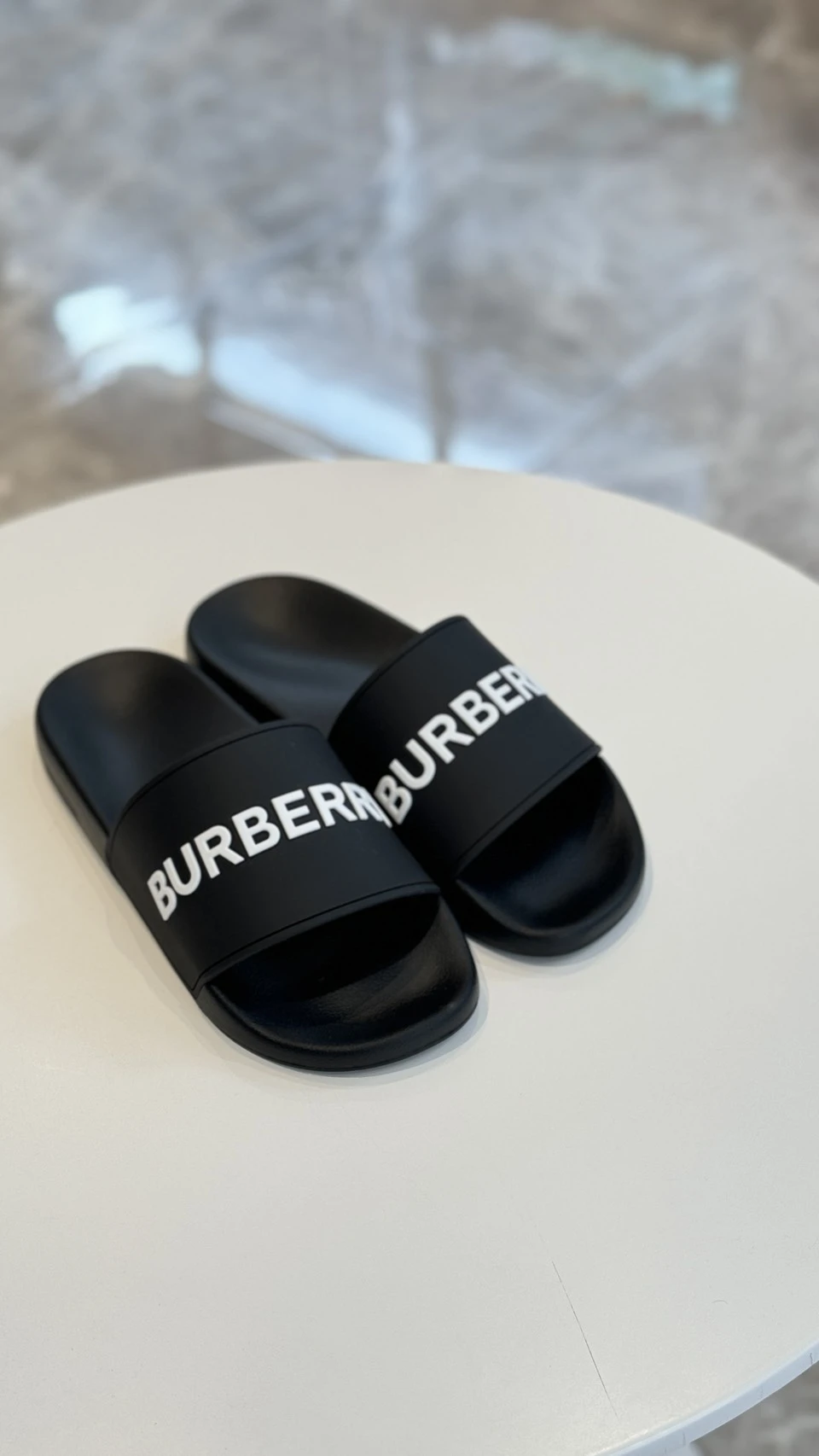 Burberry 黑底白字拖鞋