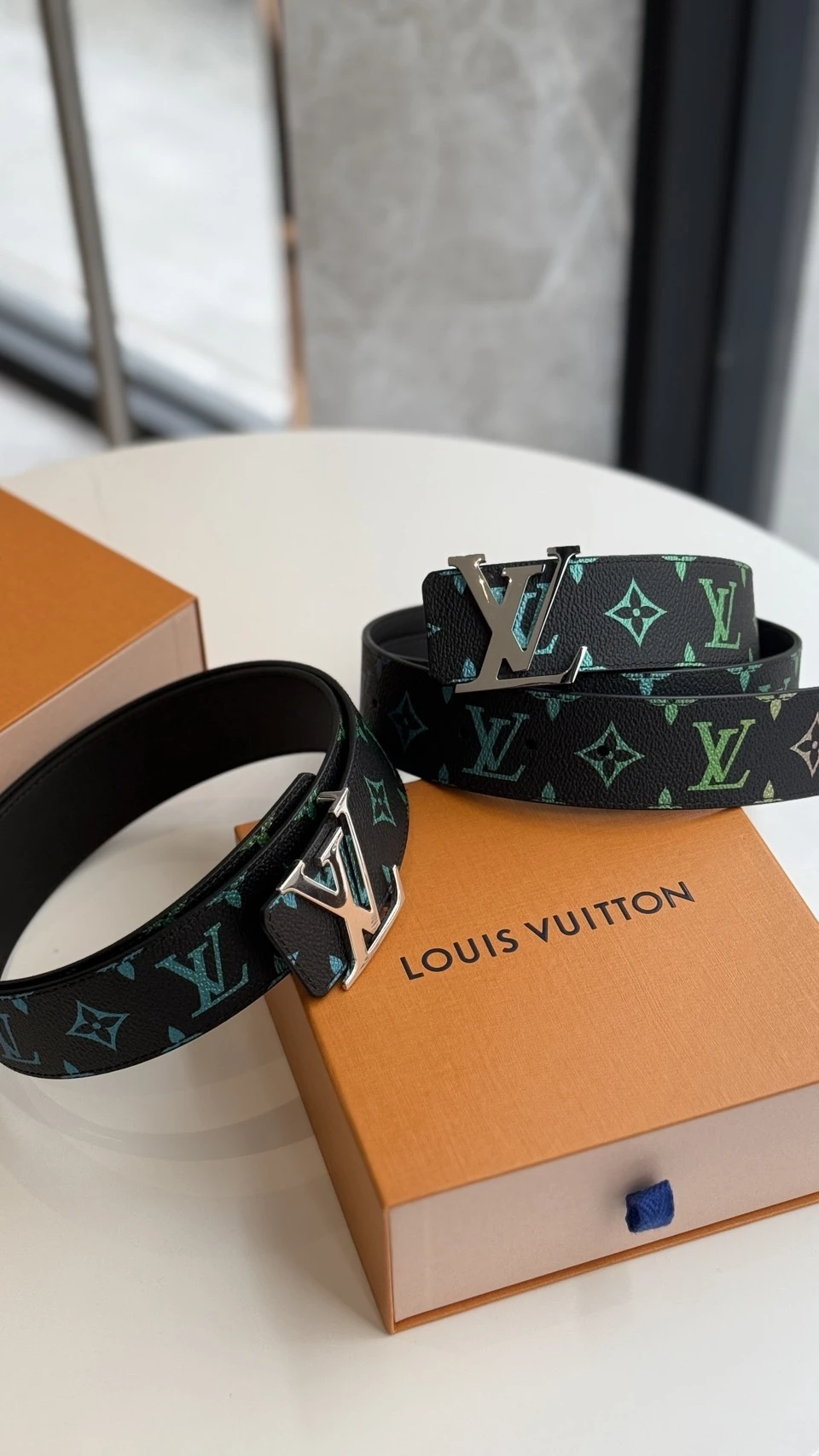 LV 新款黑彩皮帶
