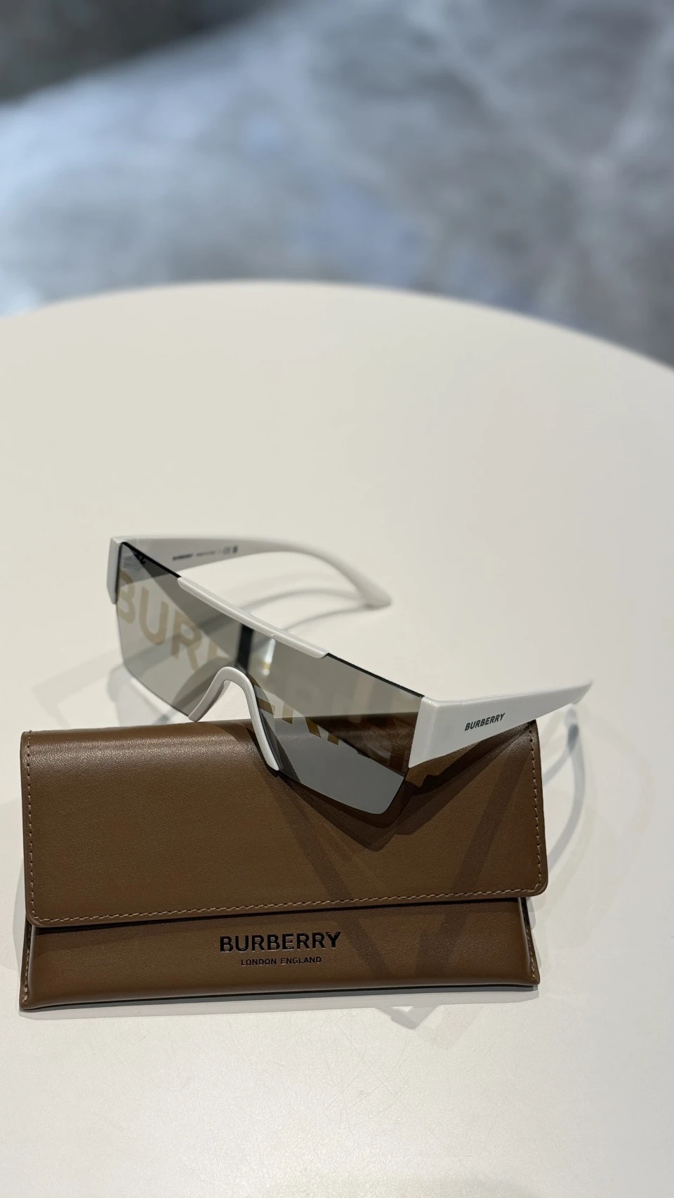 Burberry 白墨鏡