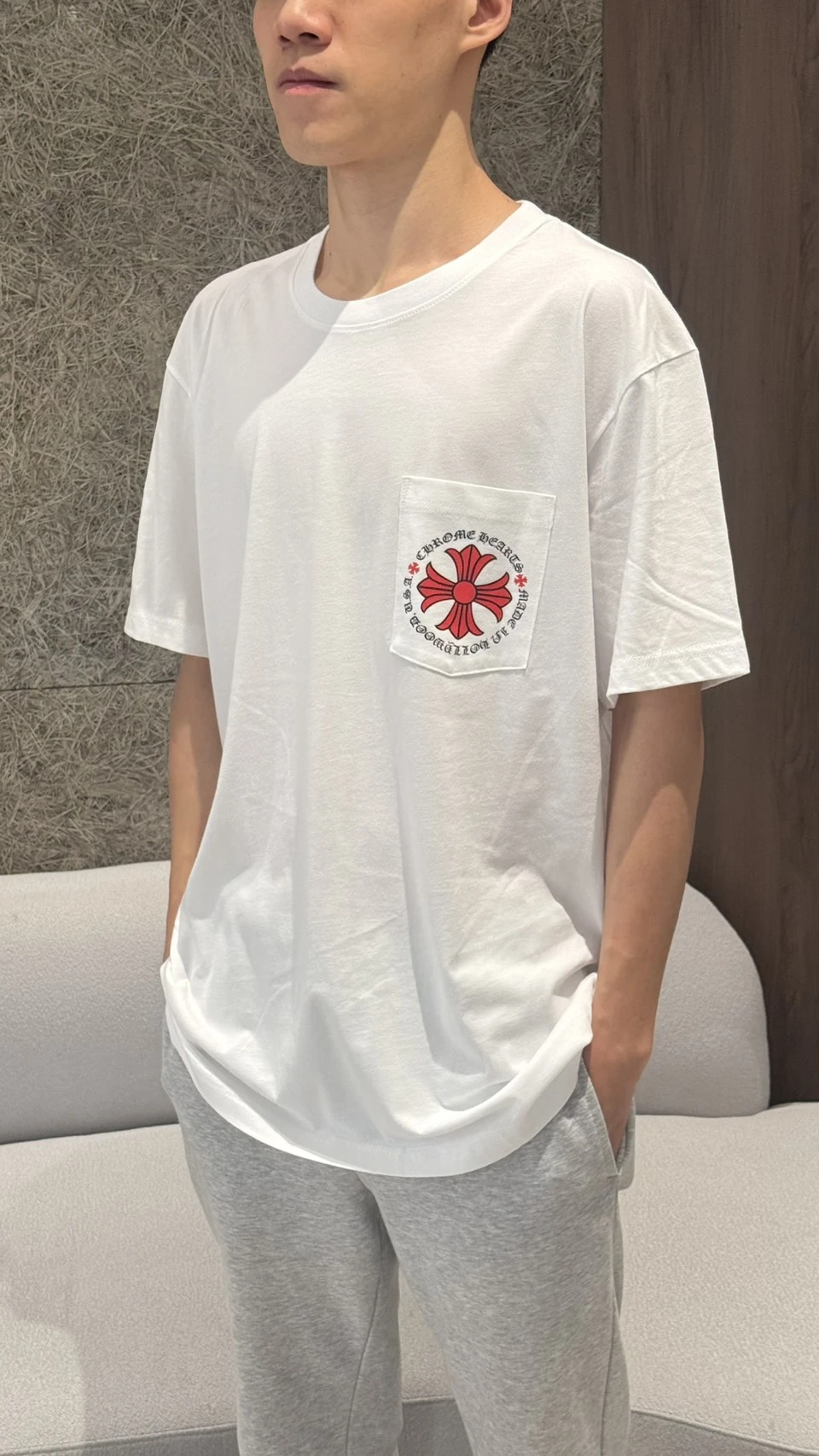 克羅心 背後白底紅字