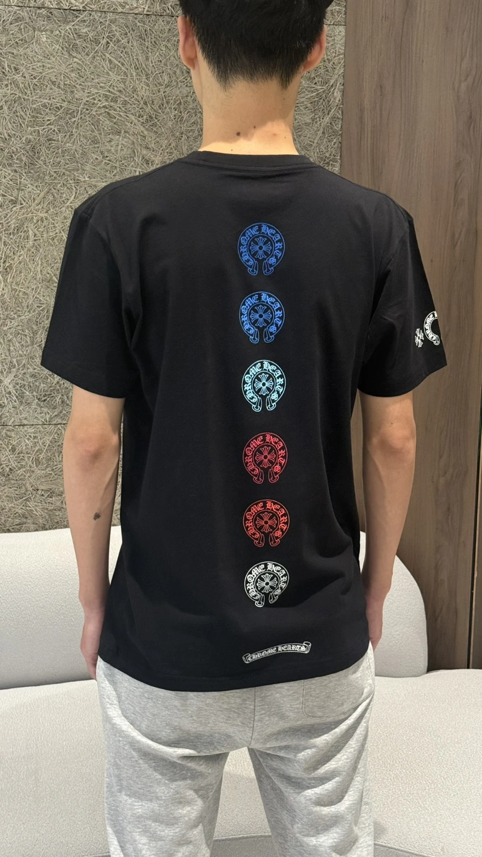 克羅心 背後彩色logo
