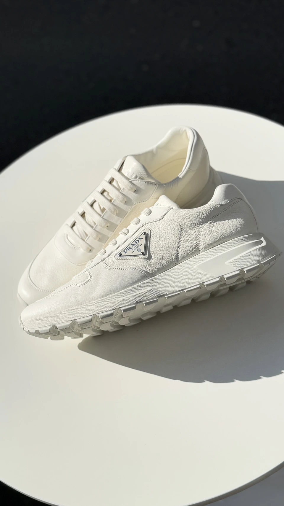 Prada 鐵牌小白鞋
