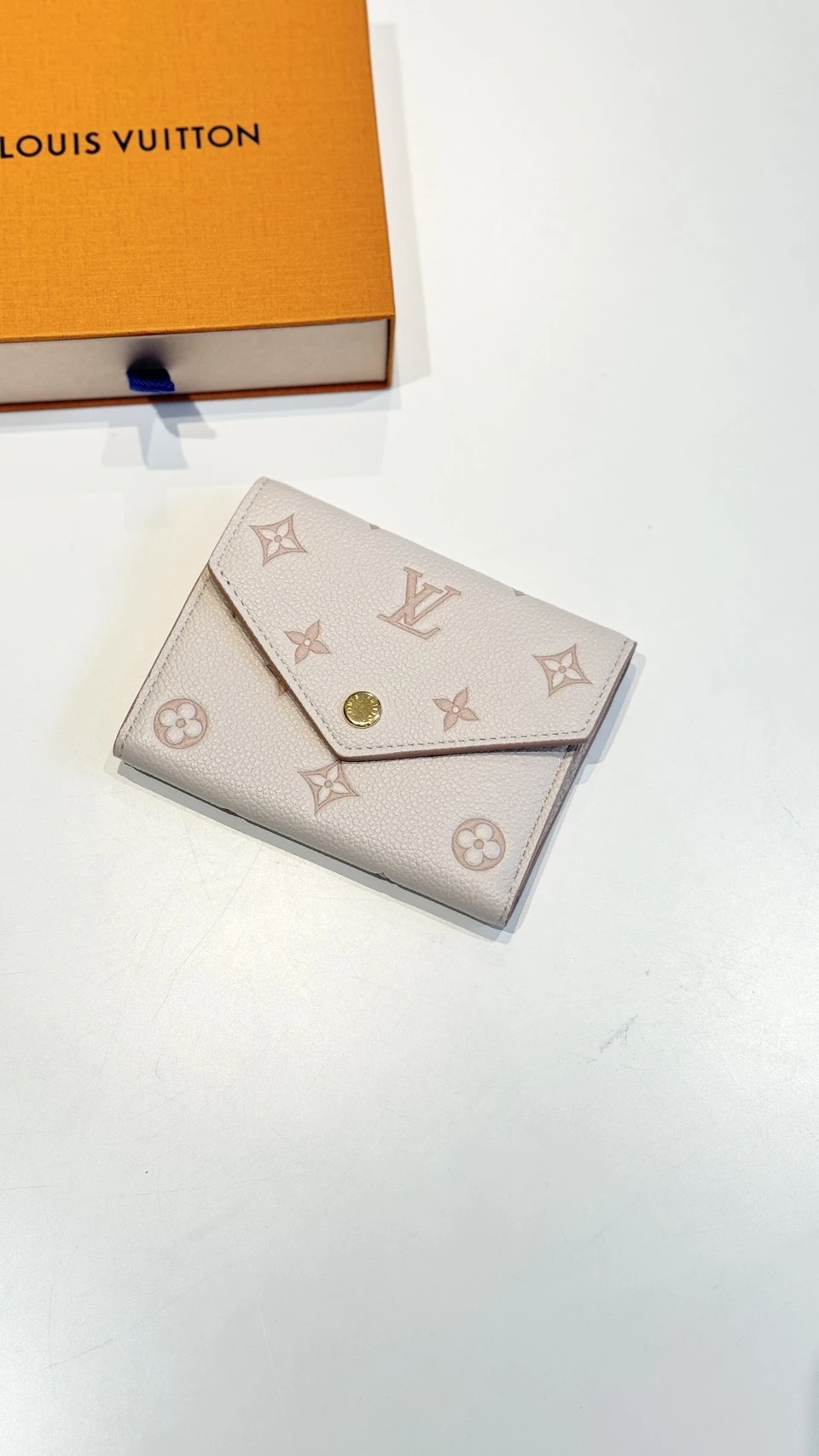 LV 新款草莓牛奶三折短夾
