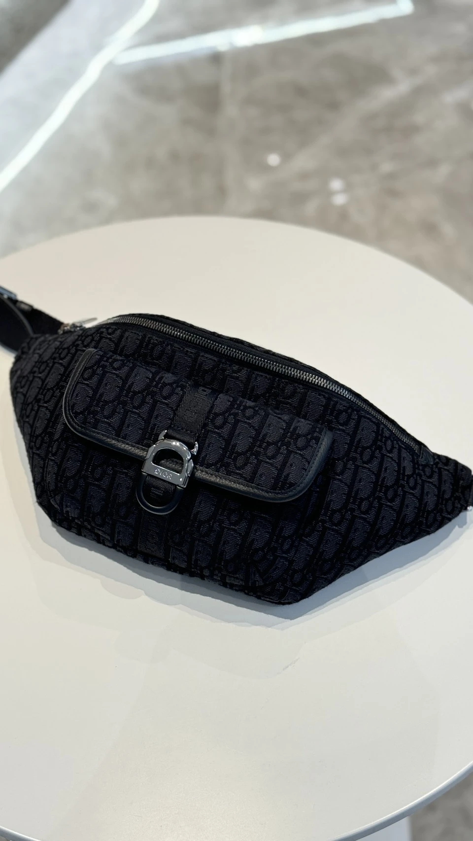 Dior 滿版黑緹花腰包
