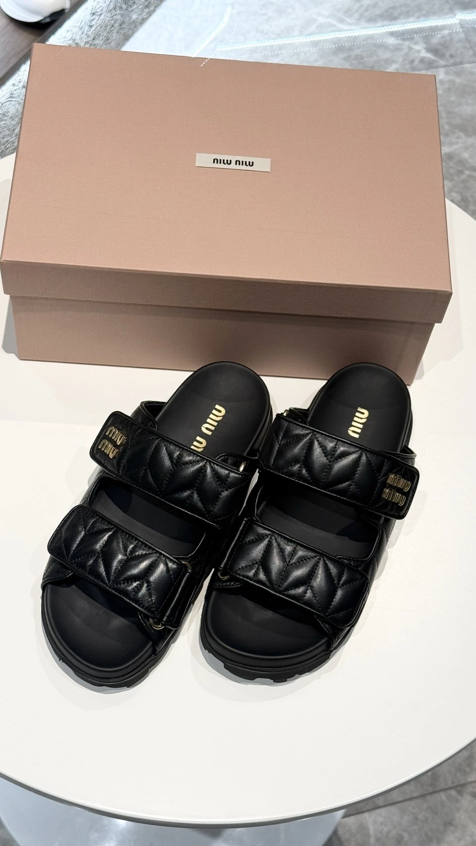 Miumiu 黑金涼鞋