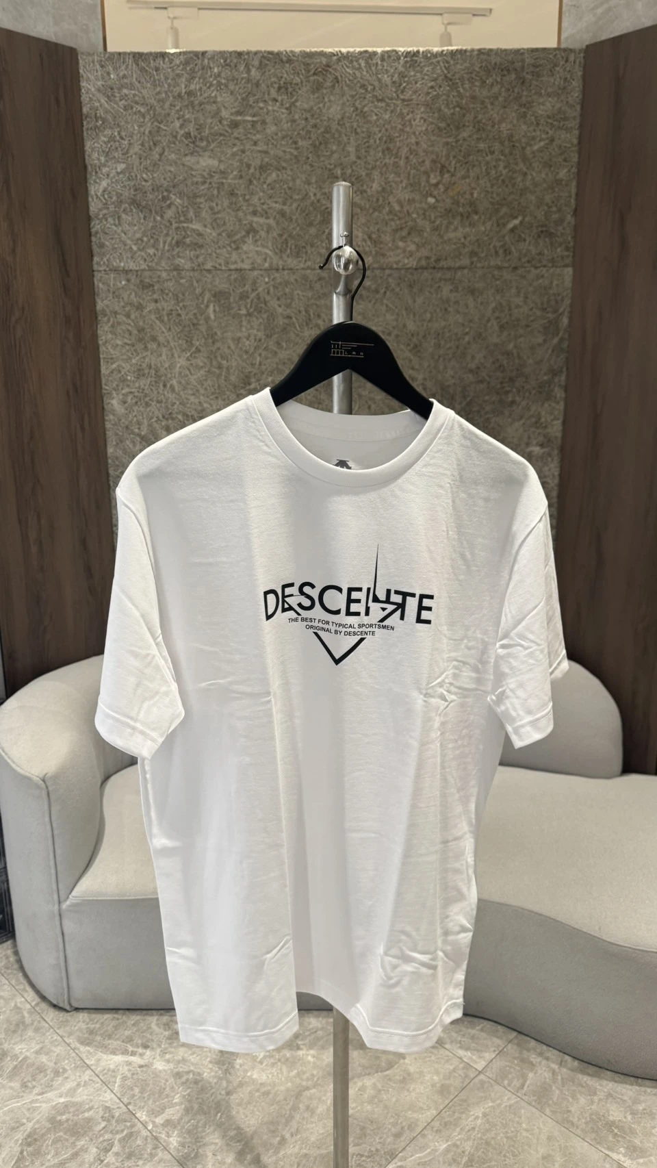 DESCENTE 新款胸前三角字母短袖白