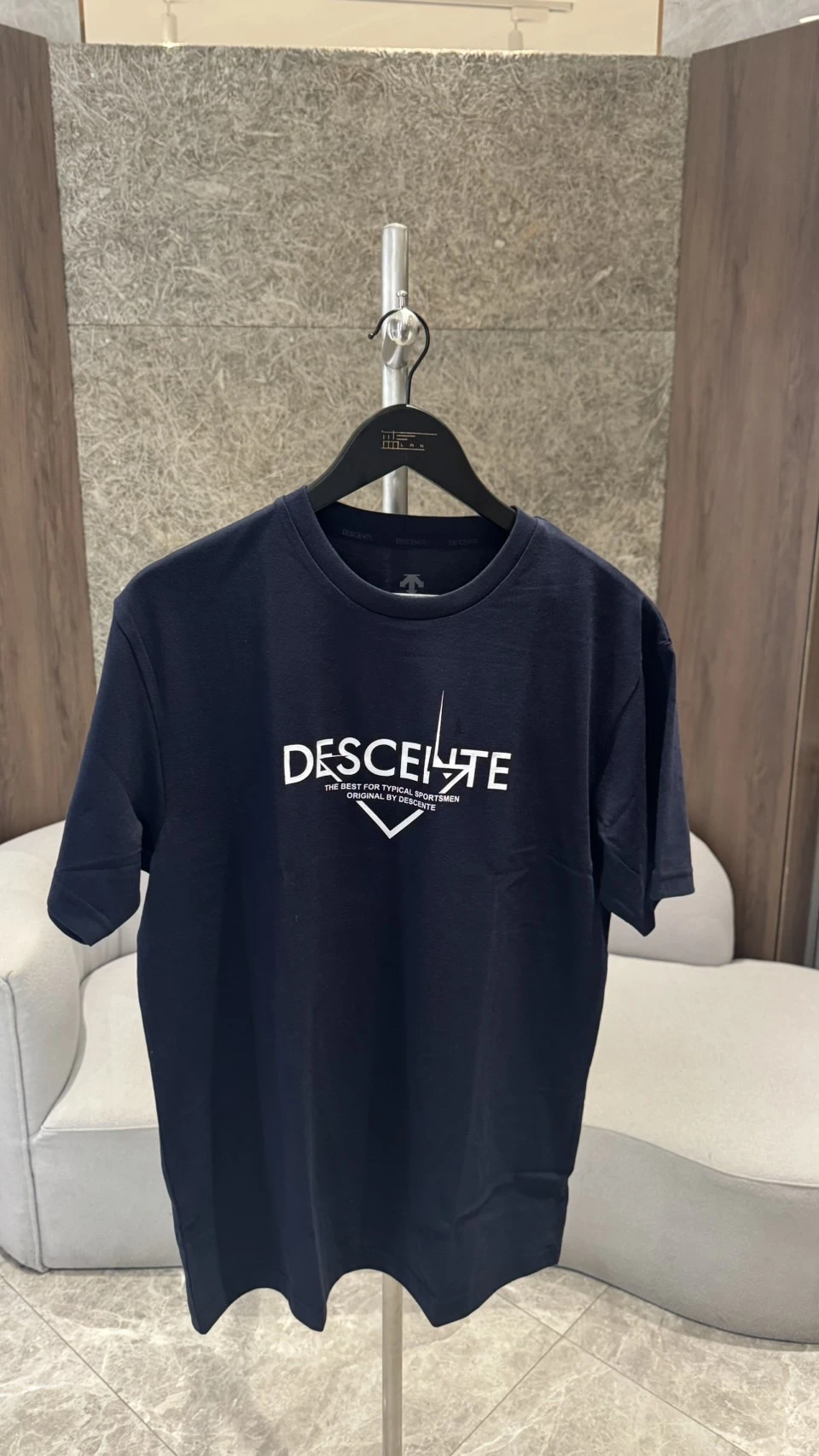 DESCENTE 迪桑特 胸前三角字母短袖 深藍