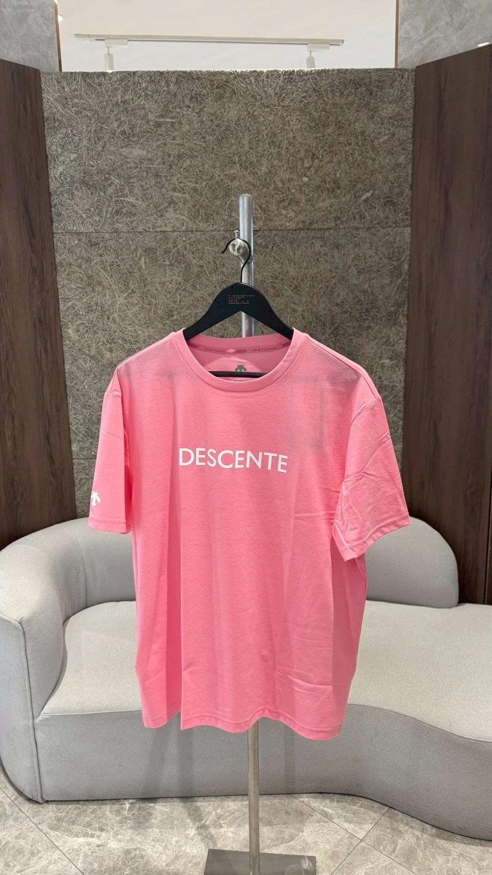 DESCENTE 迪桑特 胸前字母 粉（售完）