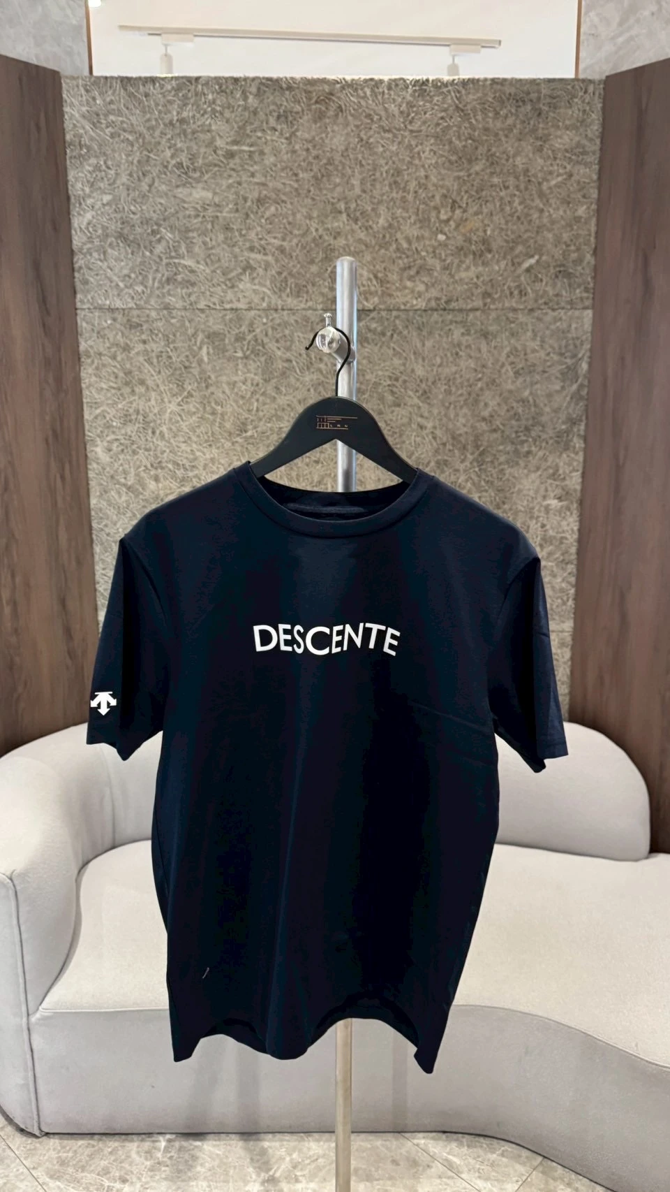 DESCENTE 迪桑特 胸前字母 深藍