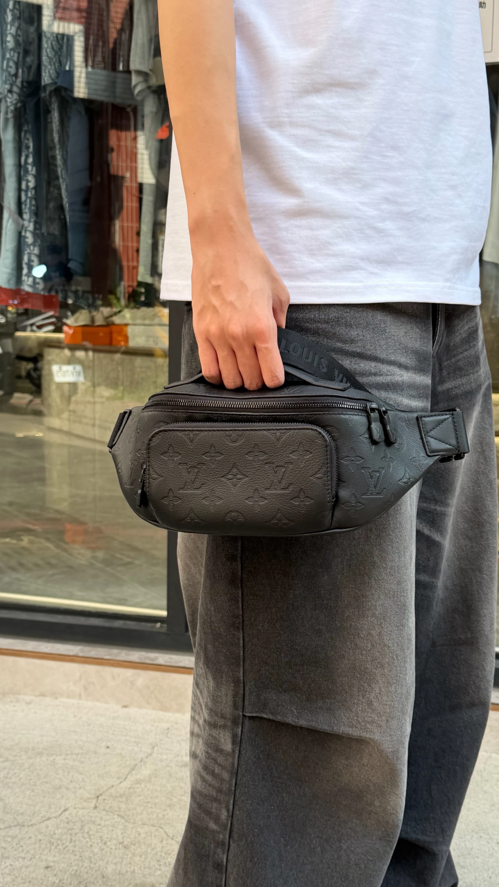 LV 壓紋腰包