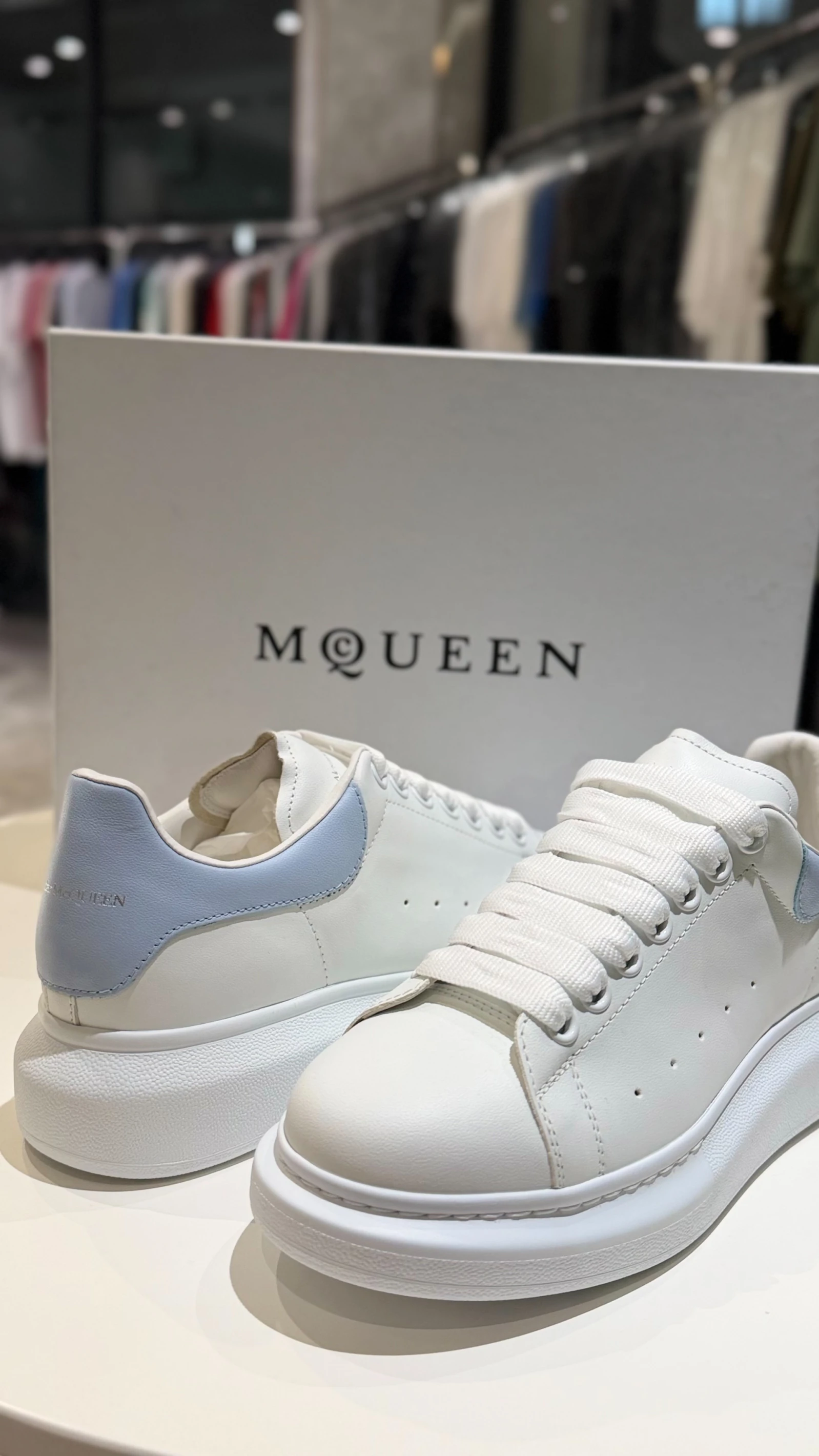 MCQ 水藍皮革小白鞋