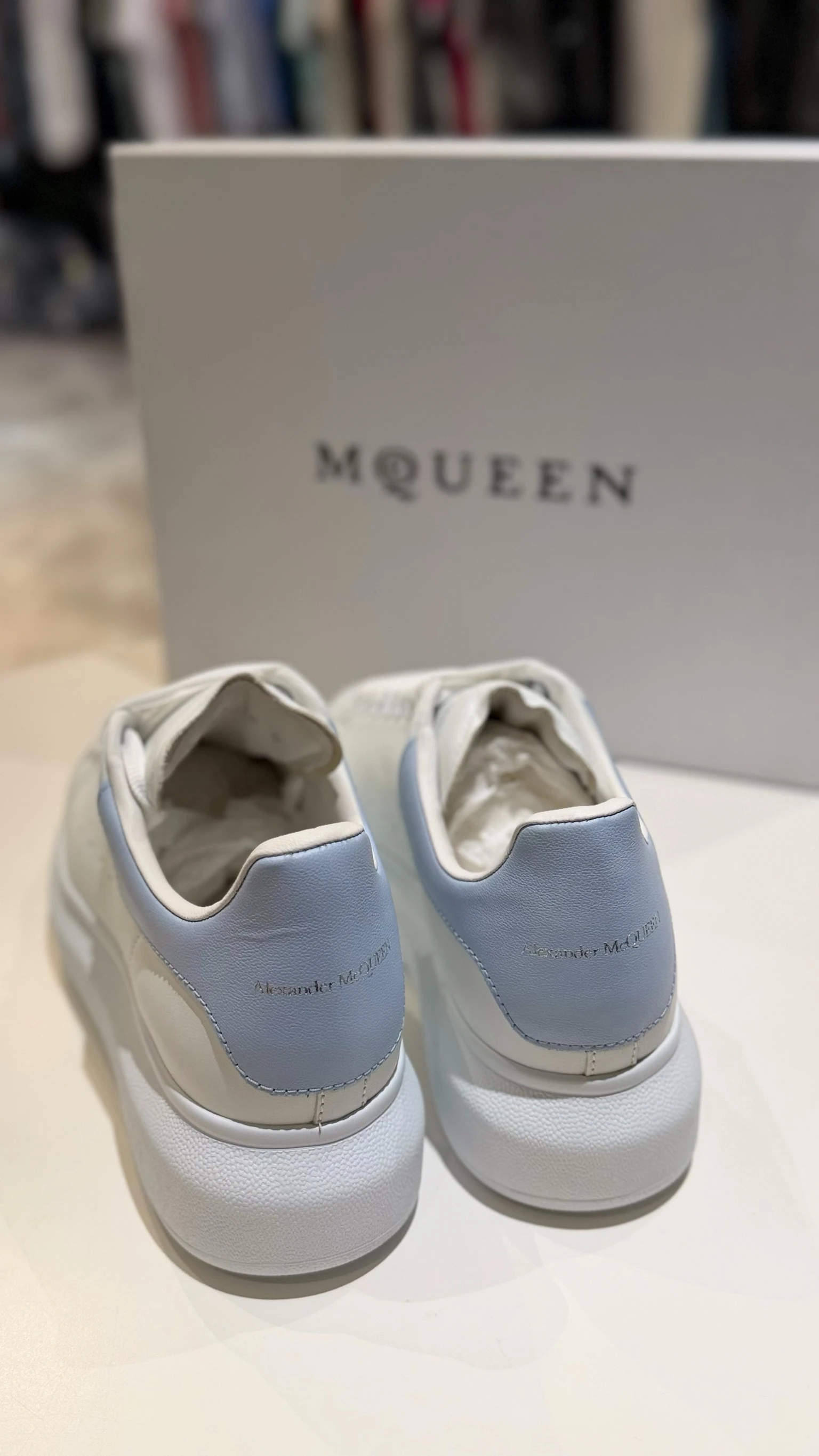 MCQ 水藍皮革小白鞋